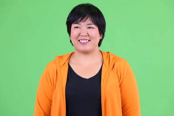 Spor salonu için hazır düşünme genç mutlu kilolu Asyalı kadının yüzü — Stok fotoğraf