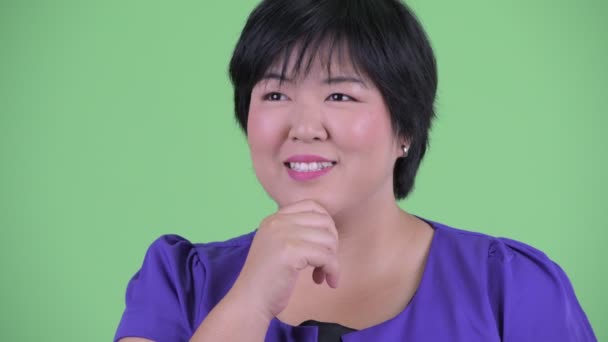 Особа щасливою молодої красивою надмірною вагою Азіатська жінка думає і дивиться вгору — стокове відео