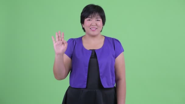 Boldog ifjú gyönyörű túlsúlyos ázsiai nő integetett kézzel — Stock videók