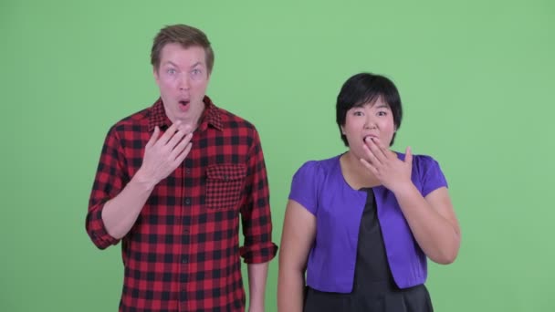 Boldog fiatal többnemzetiségű pár néz meglepett együtt — Stock videók