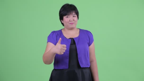 Gelukkig jong overgewicht Aziatische vrouw geven duimen omhoog — Stockvideo