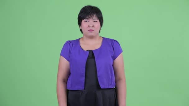 Zmatená mladá nadváha asijská žena pokrčila rameny — Stock video