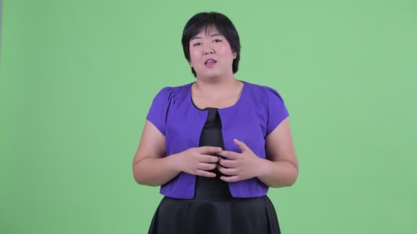 Felice giovane donna asiatica in sovrappeso intervistato — Video Stock