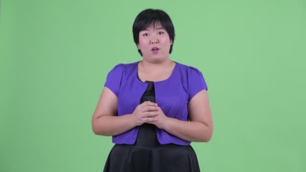 Heureux jeune femme asiatique en surpoids parler et regarder excité — Video