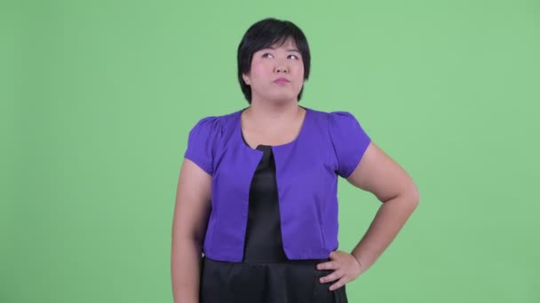 Zdůraznila mladá nadváha asijská žena, která vypadá nudně a unaveně — Stock video