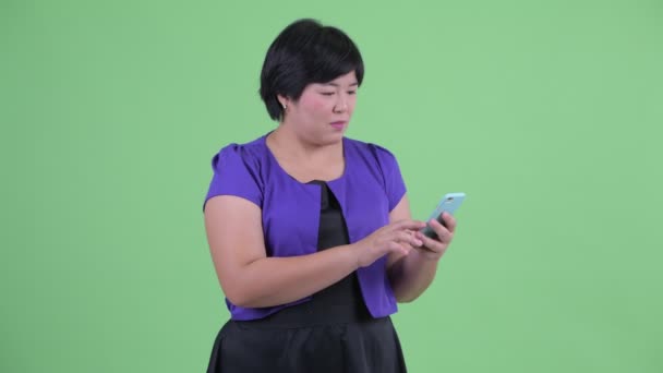 Heureux jeune femme asiatique en surpoids en utilisant le téléphone — Video