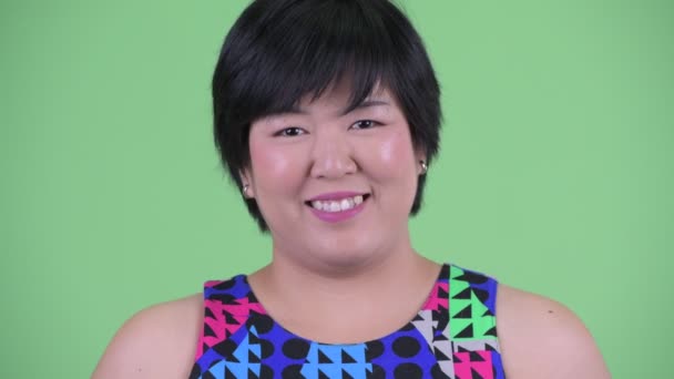 Особа щасливою молодою надмірною вагою Азіатська жінка посміхаючись готова до партії — стокове відео