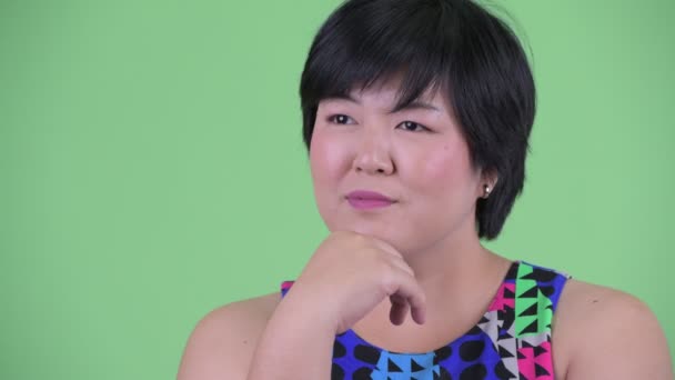 面对快乐的年轻超重亚洲妇女思考和仰望准备党 — 图库视频影像