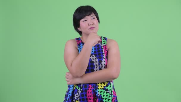 Ευτυχισμένος νέος υπέρβαρων Ασίας γυναίκα σκέψης έτοιμη να πάρτι — Αρχείο Βίντεο