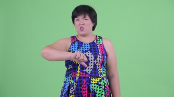 Arg ung övervikt asiatisk kvinna ger tummen ner — Stockvideo