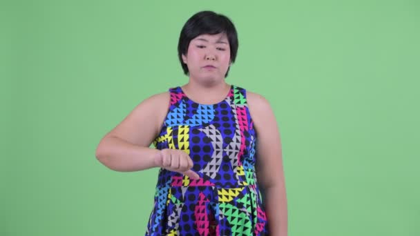 Triste jovem acima do peso mulher asiática dando polegares para baixo — Vídeo de Stock