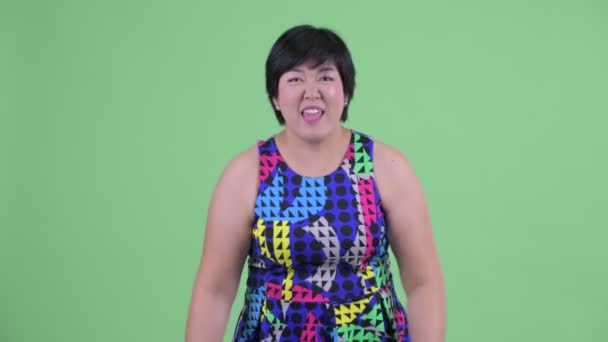 Feliz joven mujer asiática con sobrepeso recibiendo buenas noticias listo para la fiesta — Vídeos de Stock