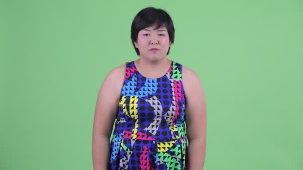 Estressado jovem acima do peso mulher asiática recebendo más notícias — Vídeo de Stock