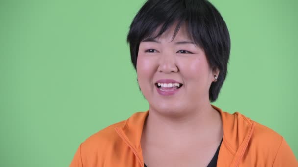 Gesicht der glücklichen jungen übergewichtigen asiatischen Frau, die bereit für das Fitnessstudio ist — Stockvideo