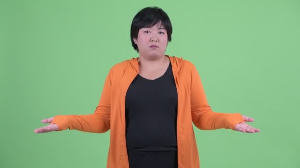 Confuso jovem acima do peso mulher asiática encolhendo ombros — Vídeo de Stock