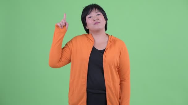 Šťastná mladá nadváha asijská žena směřující nahoru do tělocvičny — Stock video