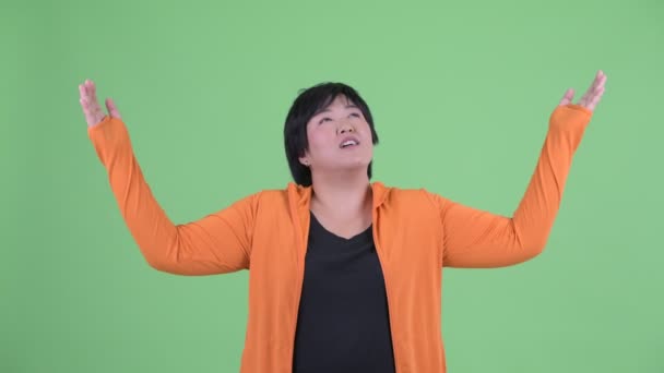 Feliz jovem mulher asiática com sobrepeso pegar algo pronto para ginásio — Vídeo de Stock