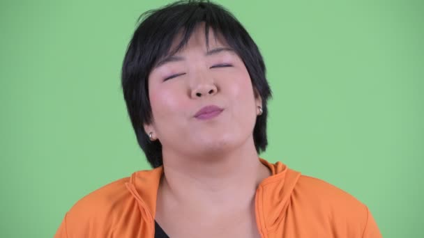 Face of Happy Young överviktiga asiatisk kvinna avkopplande med slutna ögon — Stockvideo