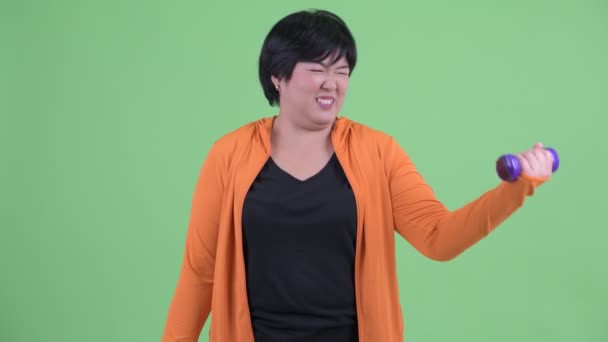 Gelukkig jong overgewicht Aziatische vrouw trainen met dumbbells klaar voor sportschool — Stockvideo