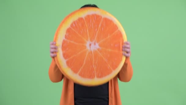 Счастливая молодая толстая азиатка с апельсиновой подушкой как здоровая концепция готова к спортзалу — стоковое видео