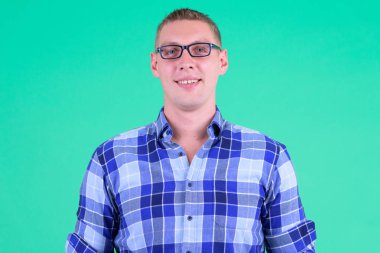 Gözlüklü mutlu genç hipster adam gülümsüyor