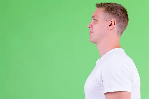 Vista del perfil de primer plano del joven con camisa blanca —  Fotos de Stock