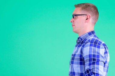 Gözlüklü genç hipster adamın yakın çekim profil görünümü