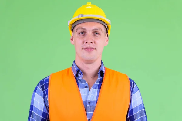Face of young man construction worker looking at camera — Stock Photo, Image