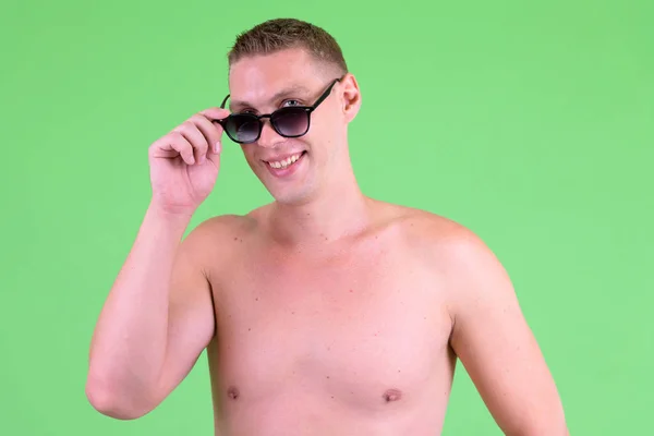 Retrato de joven sin camisa feliz con gafas de sol sonriendo — Foto de Stock