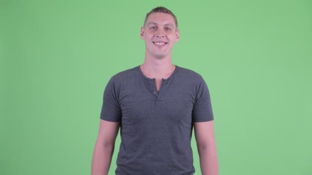 Potret pria muda yang bahagia tersenyum — Stok Video