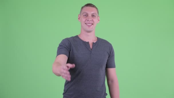 Портрет счастливого молодого человека, пожимающего руку — стоковое видео