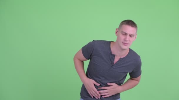 Portrait d'un jeune homme stressé ayant mal au ventre — Video