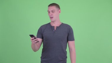Telefon kullanarak ve kötü haber alma stresli genç adam