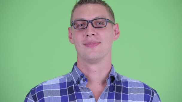 Cara de joven hipster feliz hombre sonriendo — Vídeos de Stock