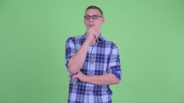 Mutlu genç hipster adam düşünme ve yukarı bakıyor — Stok video
