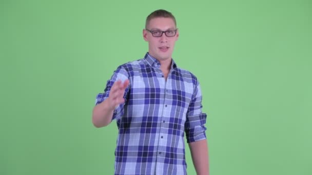 Glücklicher junger Hipster-Mann gibt Handschlag — Stockvideo