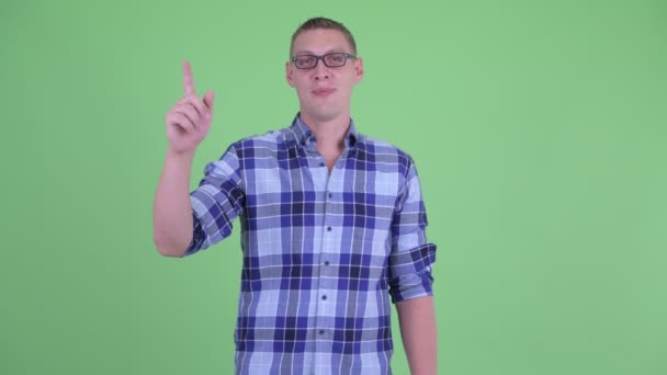 Lycklig ung hipster man pekar upp — Stockvideo