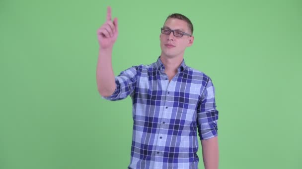 Feliz joven hipster hombre señalando el dedo — Vídeo de stock