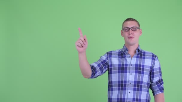Mutlu genç hipster adam yukarı işaret ederken konuşurken — Stok video