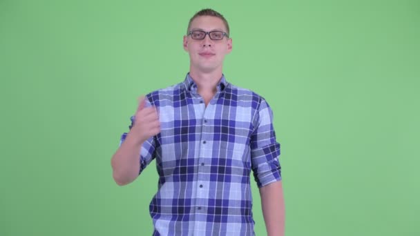 Feliz joven hipster hombre dando pulgares hacia arriba — Vídeo de stock