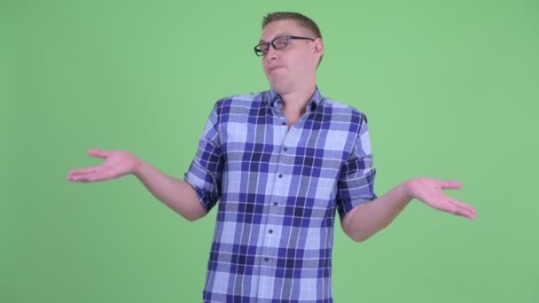 Verward jonge hipster man afschudden schouders — Stockvideo