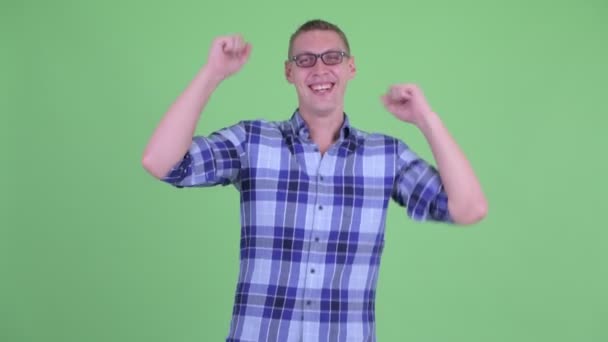 Ευτυχισμένο νεαρό χίπστερ άντρα που χορεύει — Αρχείο Βίντεο