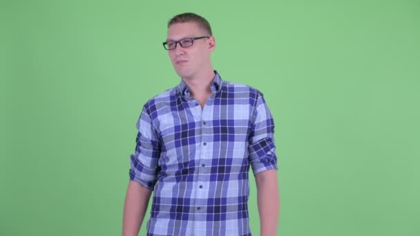 Fröhlicher junger Hipster-Mann hört zu und lacht — Stockvideo