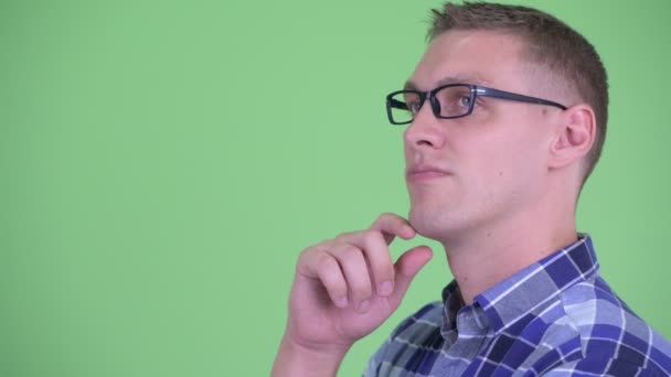 Visão de perfil de close-up de feliz jovem hipster homem pensando — Vídeo de Stock