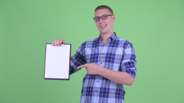Happy Young hipster man toont Klembord en het geven van duimen omhoog — Stockvideo