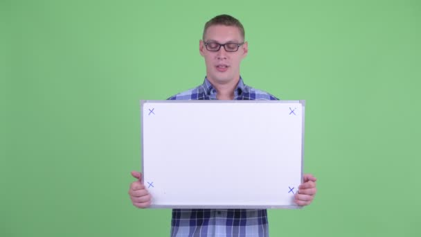Gestrest jonge hipster man Holding whiteboard en het krijgen van slecht nieuws — Stockvideo