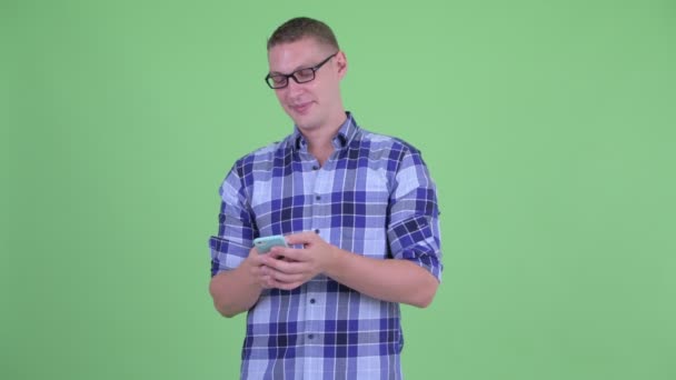 Lycklig ung hipster man med hjälp av telefon — Stockvideo