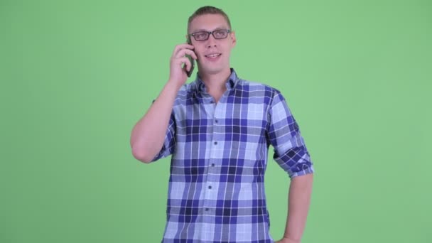 Glad ung hipster man pratar i telefon — Stockvideo