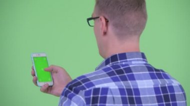 Telefonu kullanarak Closeup arka görüş genç hipster adam
