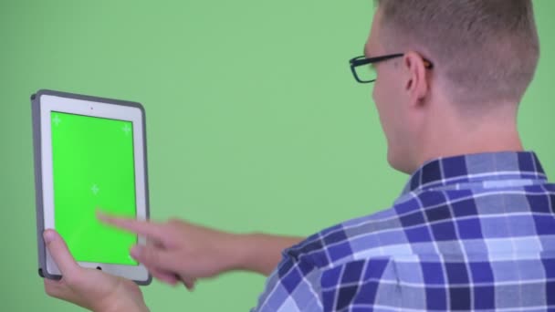 Крупный план вид сзади молодой хипстер с помощью цифрового планшета — стоковое видео